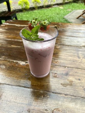 Dondurma, tahta masada bir fincanda.