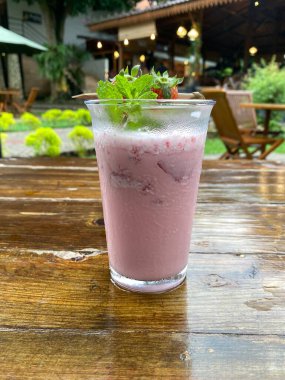 Çilekli dondurma ve nane yaprağı.