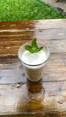 Ahşap arka planda buzlu kahve.