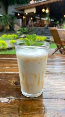 Naneli ve dondurmalı dondurma.