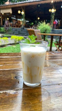 Bir bardak dondurma ve bir fincan çay.