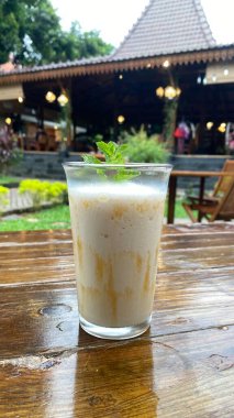 Süt ve buzlu dondurma.