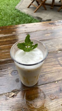 Kahveli ve nane yapraklı latte..