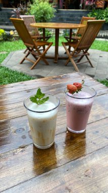 Masaya bir fincan çay ve dondurma.