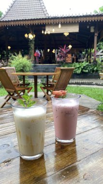 Restoranda bir bardak dondurma.