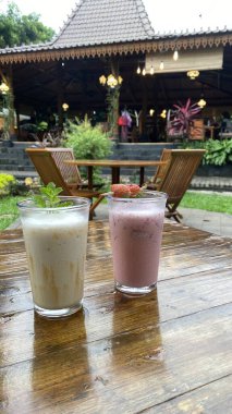 Çilekli ve naneli dondurma.