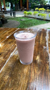 Dondurma ve bir fincan kahve.