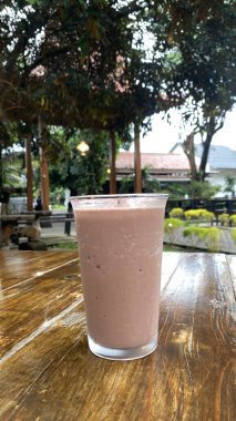 Tahta bir masada buzlu bir fincan kahve.