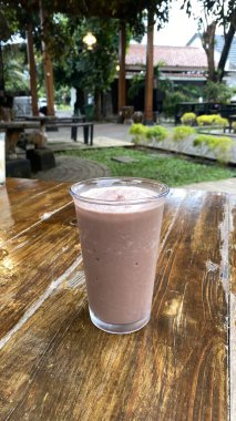 Masada buzlu kahve var.