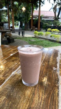 Bahçedeki masada bir bardak buzlu kahve.