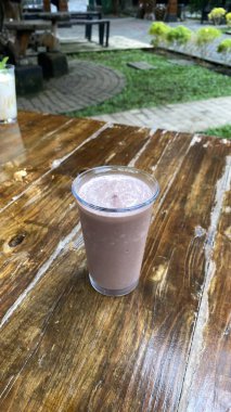 Tahta bir masada bir bardak kahve.