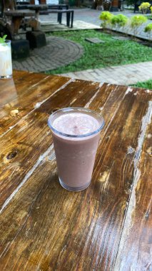 Tahta bir masada bir fincan kahve.