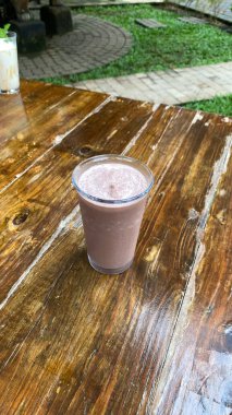 Masanın üzerinde bir fincan kahve.