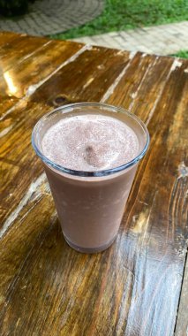 Tahta masada çikolatalı milkshake.