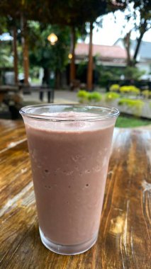 Masada buzlu kahve ve dondurma var.