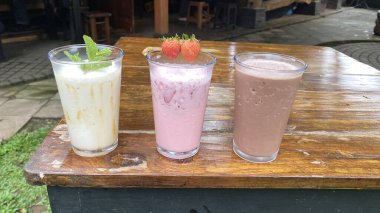 Masada çilekli süt ve çilekli smoothie.