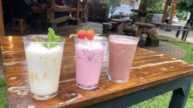 Bahçede çilekli süt ve çilekli smoothie.