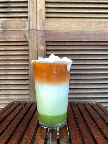 Tahta masada sütlü dondurma.