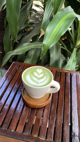 Fincanda yeşil çay..