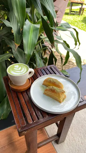 Kahve ve kek üzerine tablo