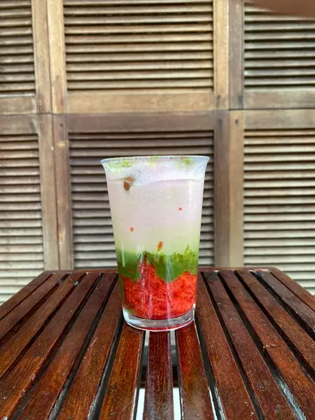 Ahşap masada buzlu kahve ve dondurma.