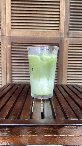 Cam kavanozda taze yeşil çay.