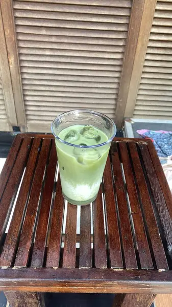 Buz küplü taze yeşil smoothie.