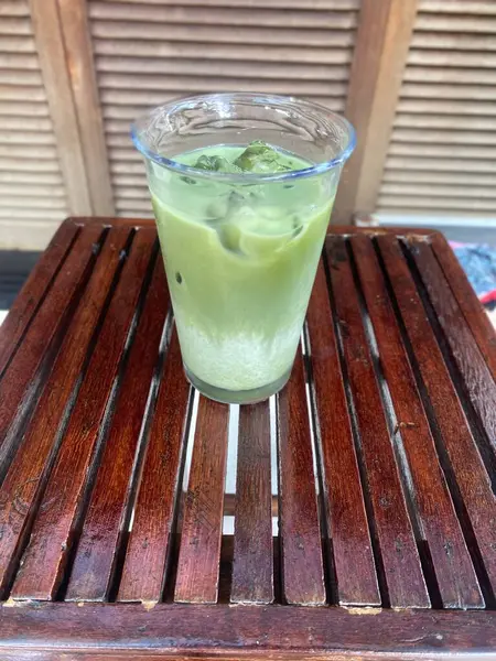 Naneli ve buzlu buzlu çay.