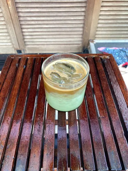 Masanın üzerinde yeşil çay