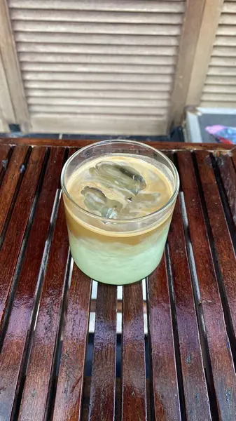 Tahta bir masada, bardakta dondurma.