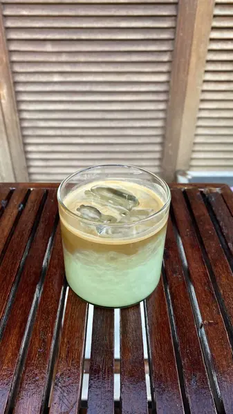 Buzlu yeşil çay ve bir bardak süt.