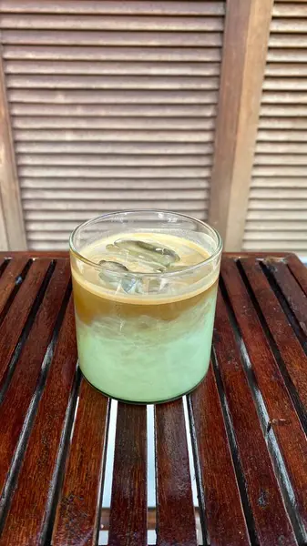 Bir bardak kahve bir tablo