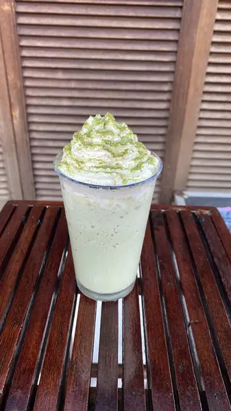 Bir fincan yeşil çay.