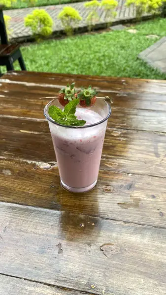 ahşap masa üzerinde bir bardak buzlu kahve