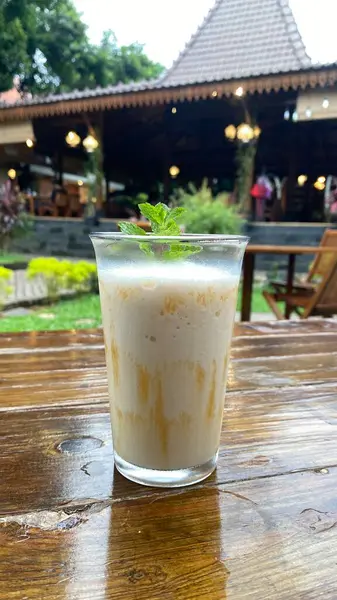 Süt ve buzlu dondurma.