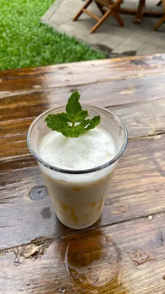 Kahveli ve nane yapraklı latte..