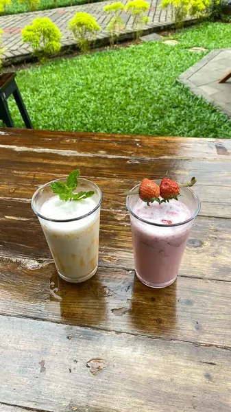 Tahta bir arka planda bir fincan çay ve dondurma.