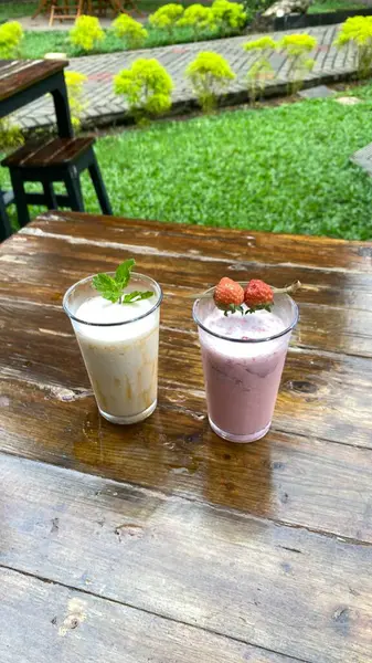 Tahta arka planda dondurma ve çilek reçeli