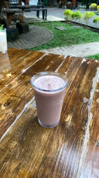 Tahta bir masada bir bardak kahve.