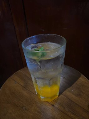 Buz küpleri ve buz küpleriyle soğuk bir içecek.