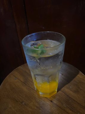 Limonlu ve buzlu bir bardak suyu kapat.