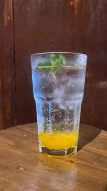 Limonlu ve naneli buzlu çay.