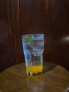 Bir bardak buzlu su.