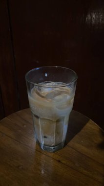 Buzlu ve limonlu viski.