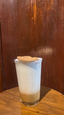 Cam bardakta dondurma.