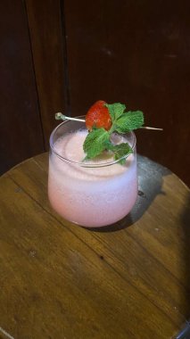 çilek ve nane kokteyli