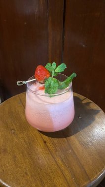 Nane yapraklı ve naneli çilekli kokteyl.