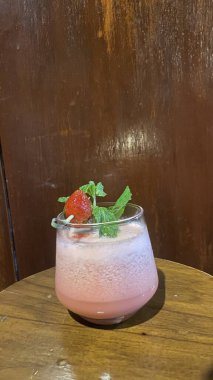 Bir bardak çilekli kokteyl.