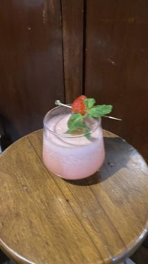 Dondurma ve nane, ahşap bir masada.