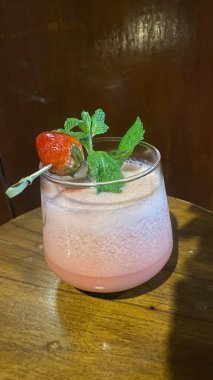 Çilek nane ve buz ile kokteyl